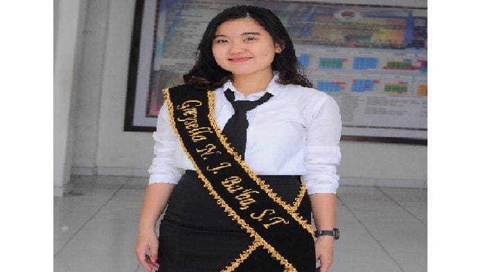 Jelang Wisuda, Ririn Mengaku Kuliah di Unipa Murah Meski Kampus Swasta ...