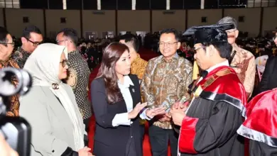 Menkomdigi Soroti Pentingnya Literasi Digital di Wisuda Telkom University