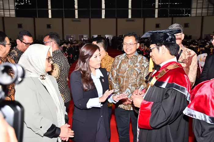 Menkomdigi Soroti Pentingnya Literasi Digital di Wisuda Telkom University